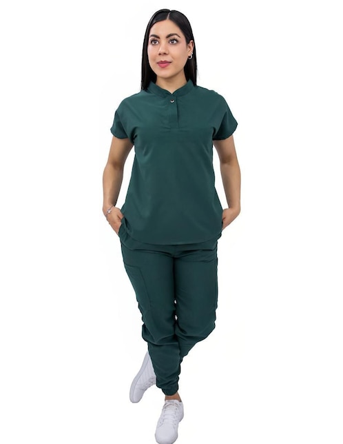 Uniforme estilo relajado para mujer
