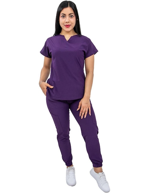 Uniforme estilo relajado para mujer 1