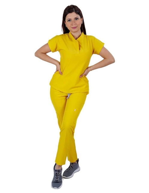 Uniforme estilo relajado para mujer