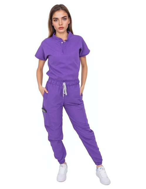 Uniforme estilo relajado para mujer
