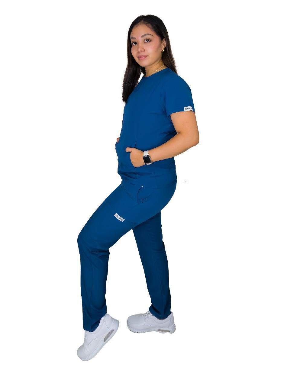 Uniforme estilo relajado para mujer 2
