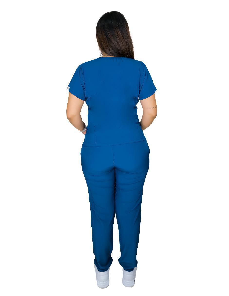 Uniforme estilo relajado para mujer 3
