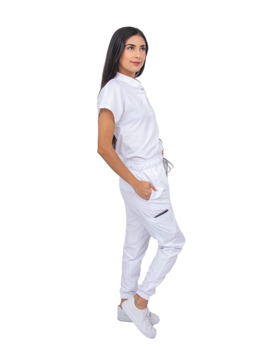 Unifirme estilo relajado para mujer 3