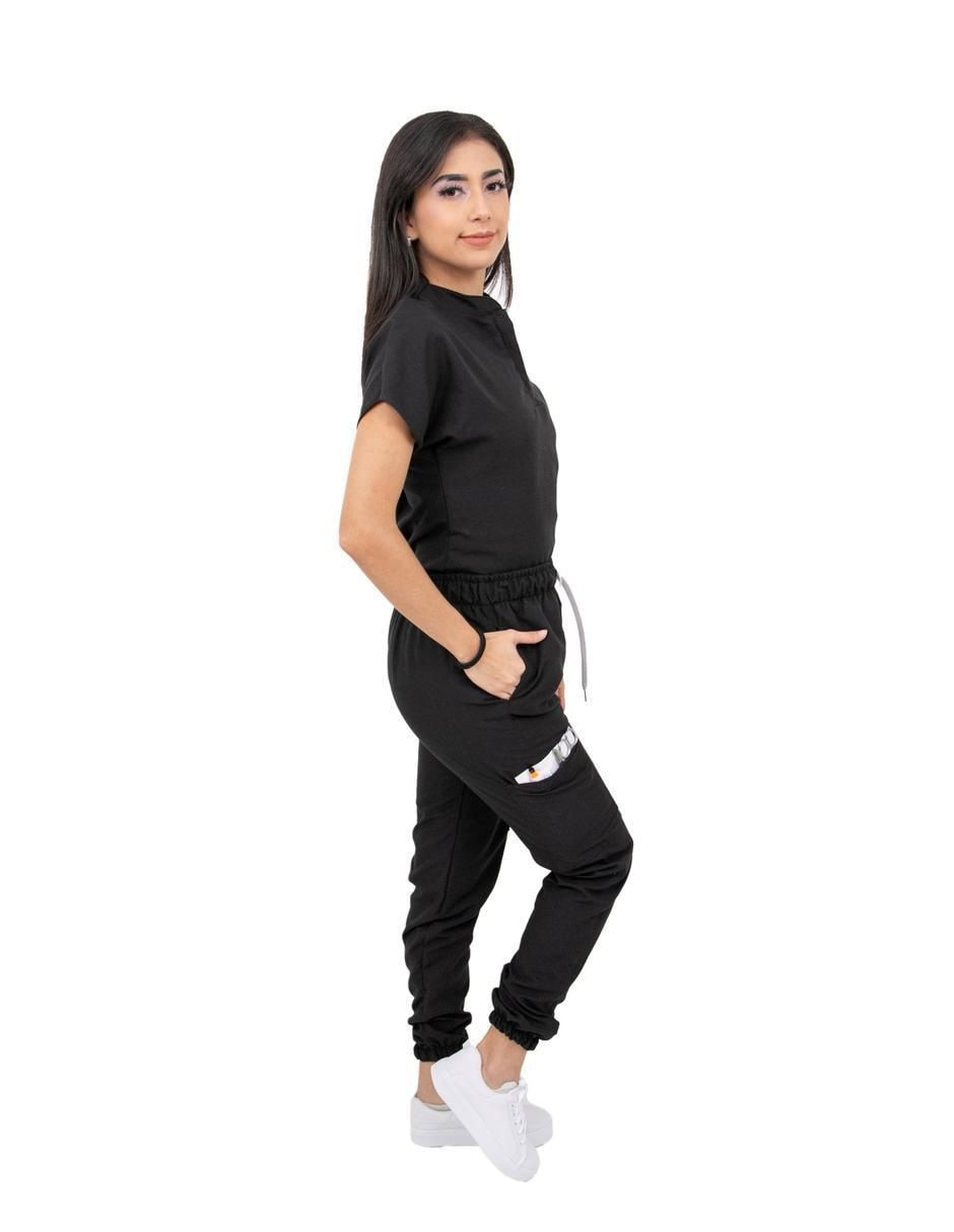 Uniforme estilo relajado para mujer 2