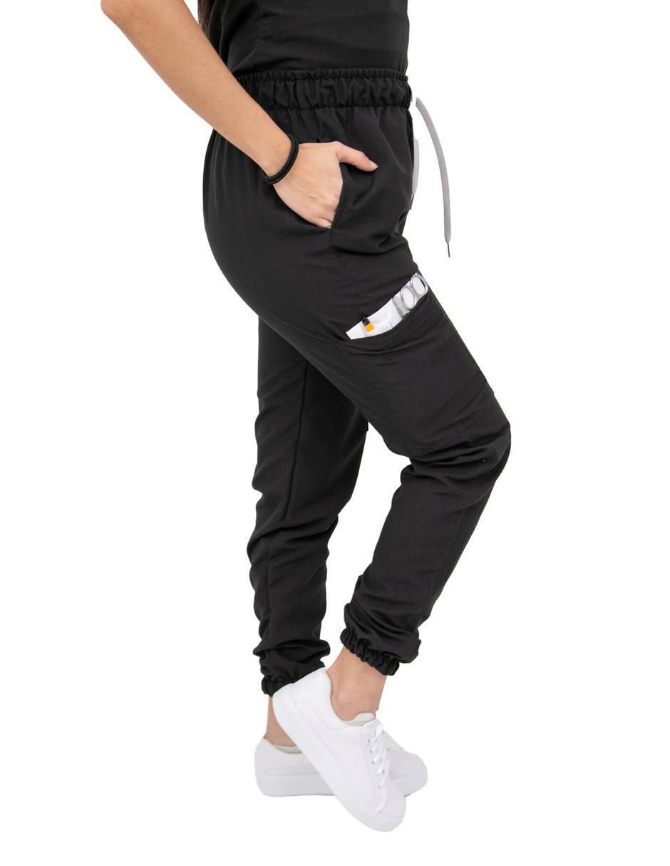 Uniforme estilo relajado para mujer 3