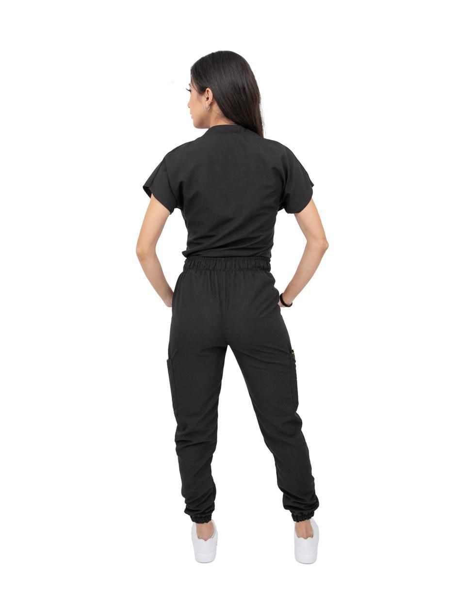 Uniforme estilo relajado para mujer 4