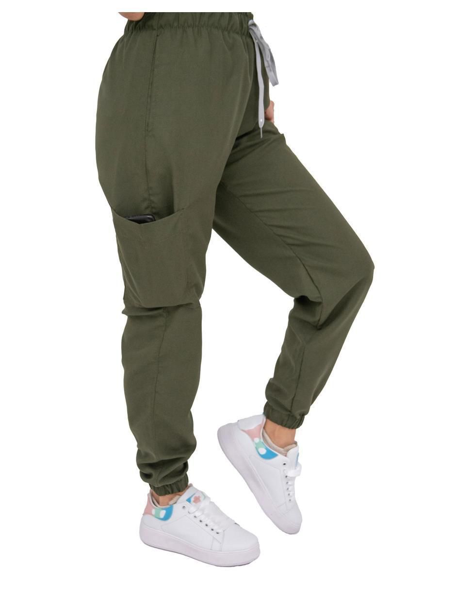 Uniforme estilo relajado para mujer 3