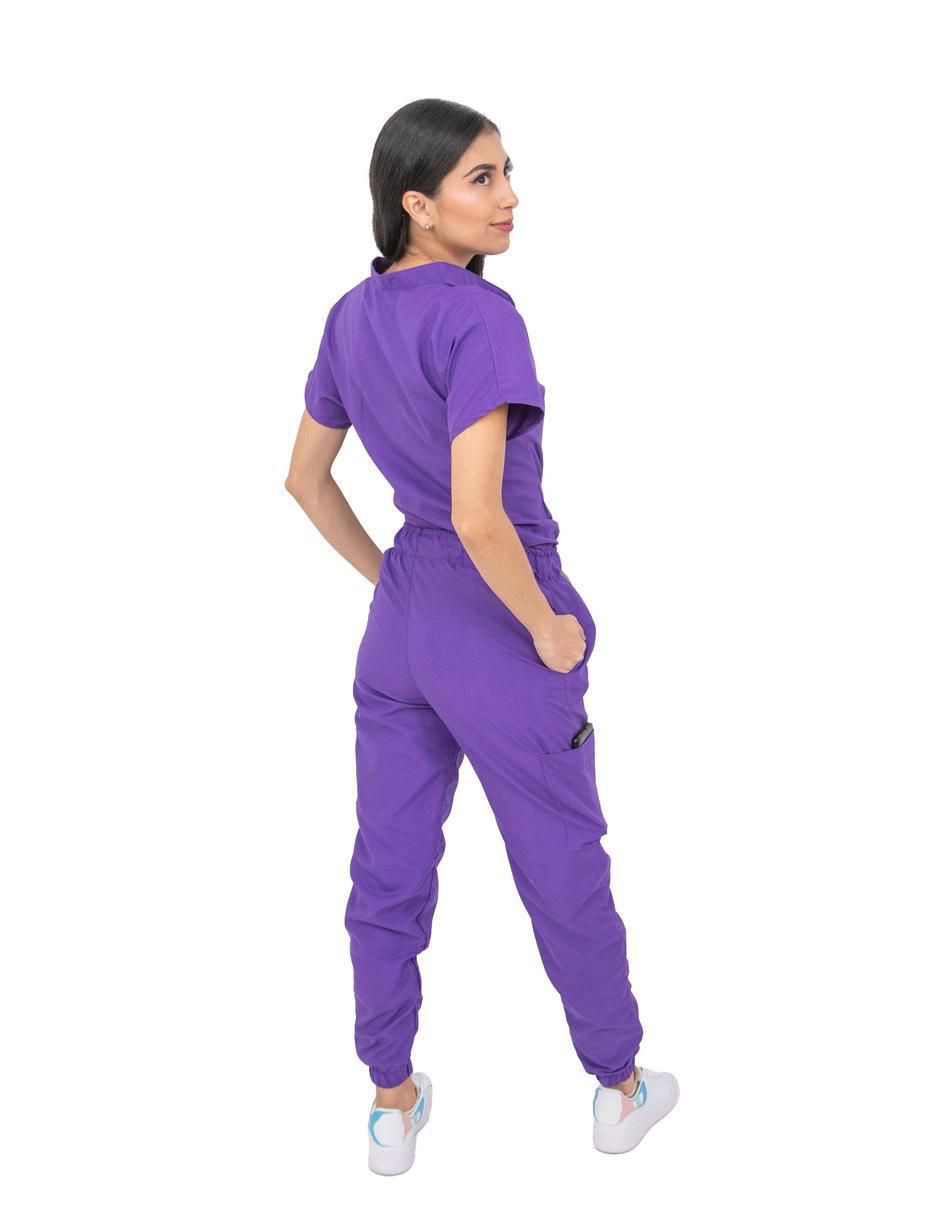 Uniforme estilo relajado para mujer 5