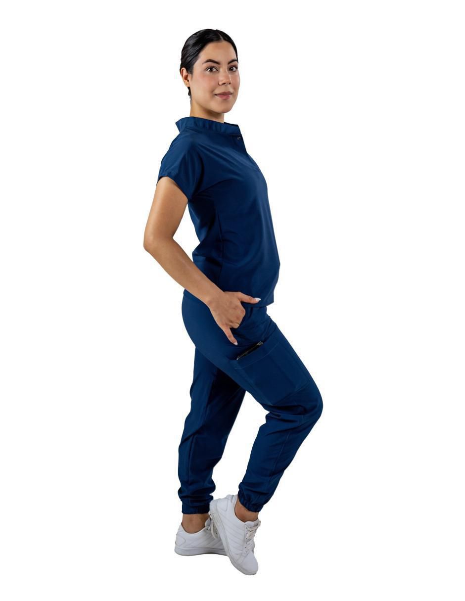 Uniforme estilo relajado para mujer 2