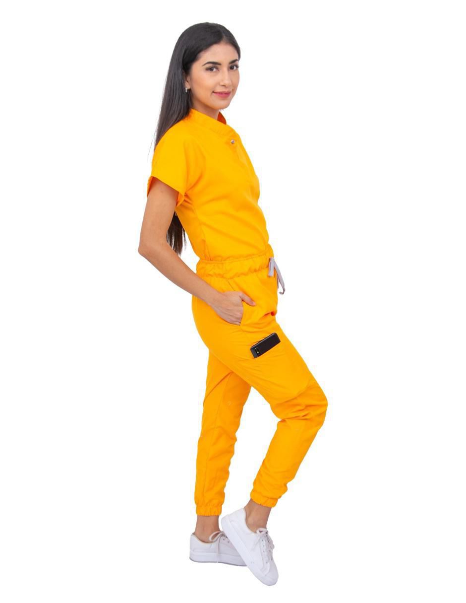 Uniforme estilo relajado para mujer 2
