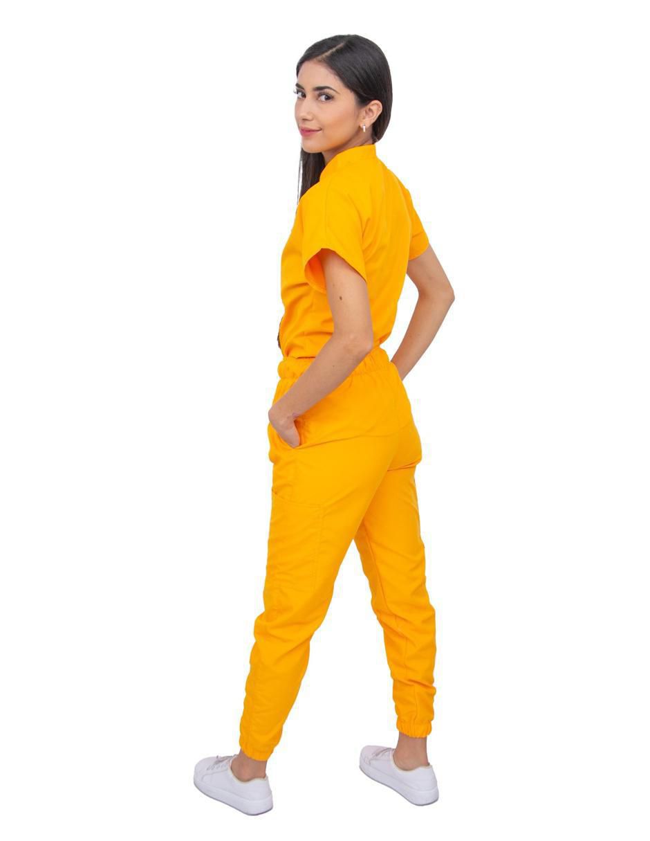 Uniforme estilo relajado para mujer 3