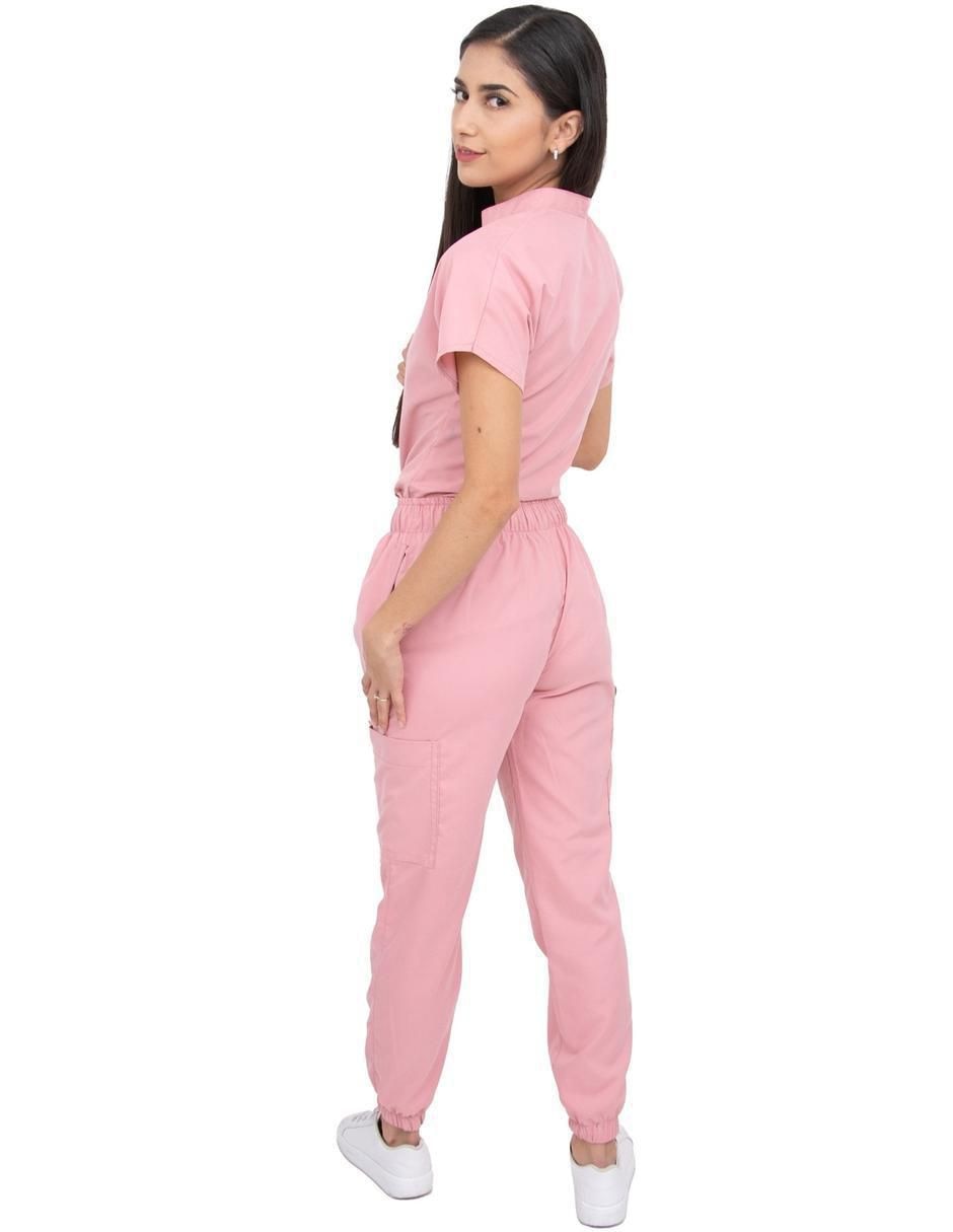 Uniforme estilo relajado para mujer 3