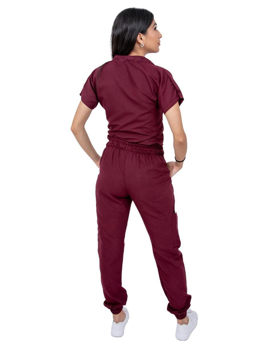 Uniforme estilo relajado para mujer 3