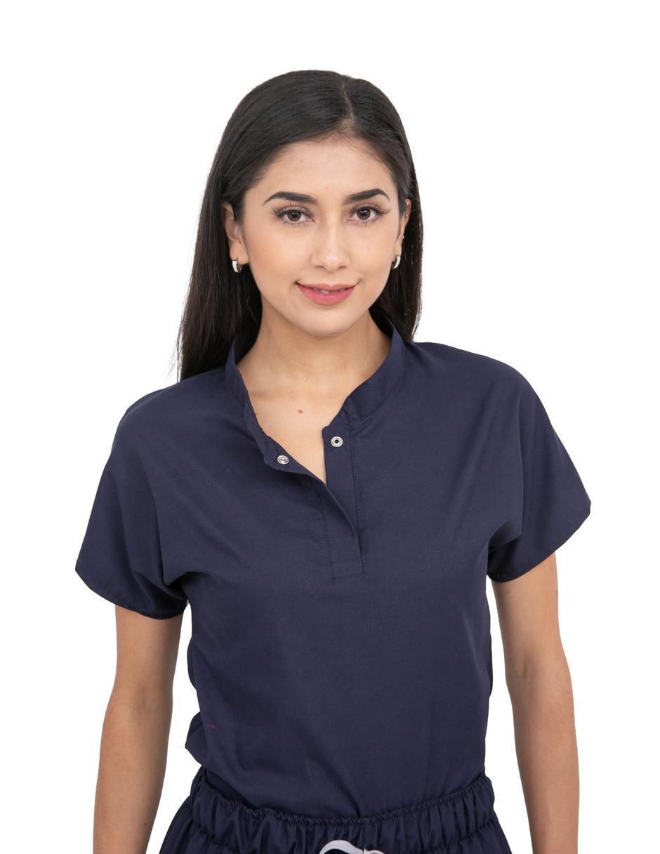 Uniforme estilo relajado para mujer 2