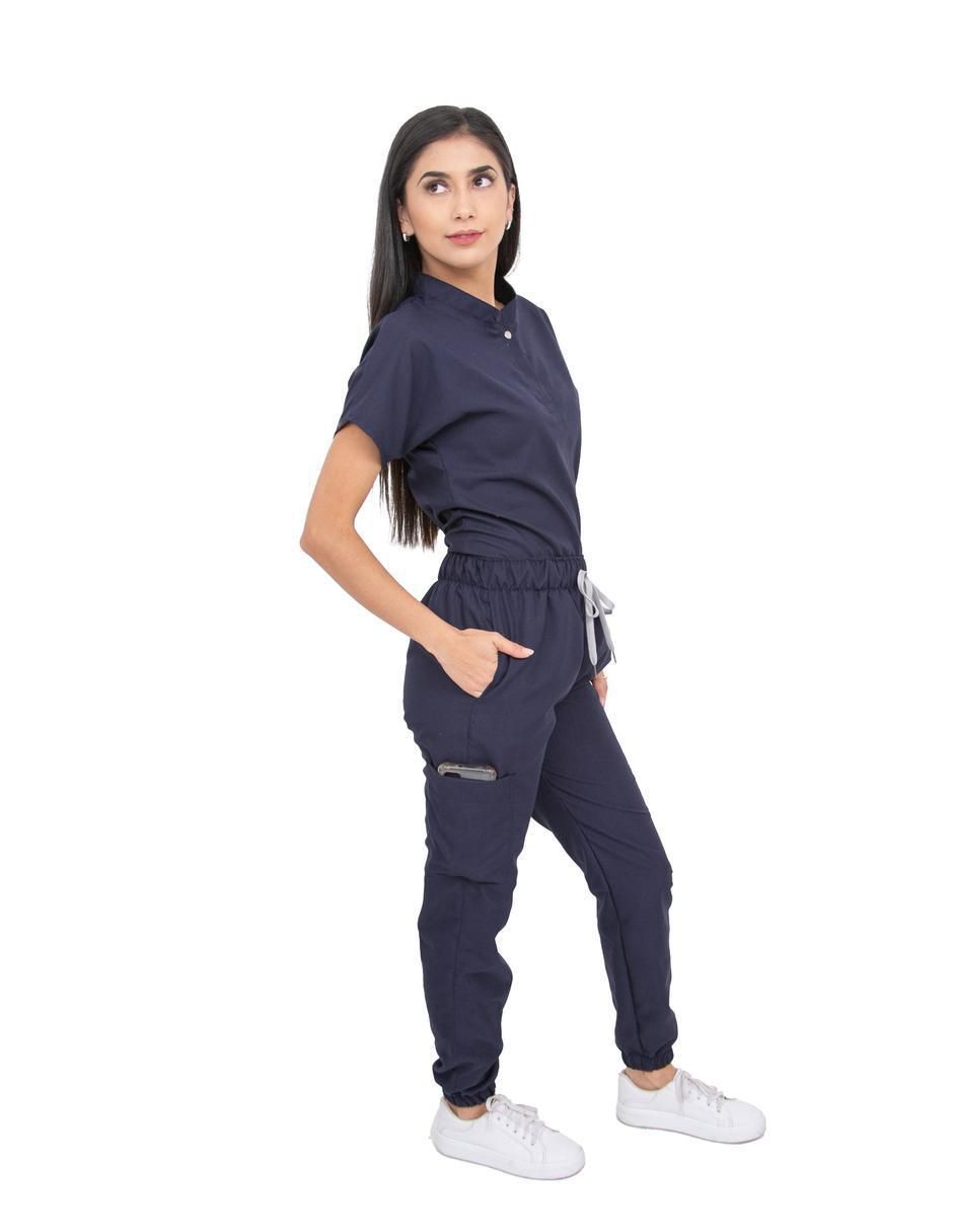Uniforme estilo relajado para mujer 3