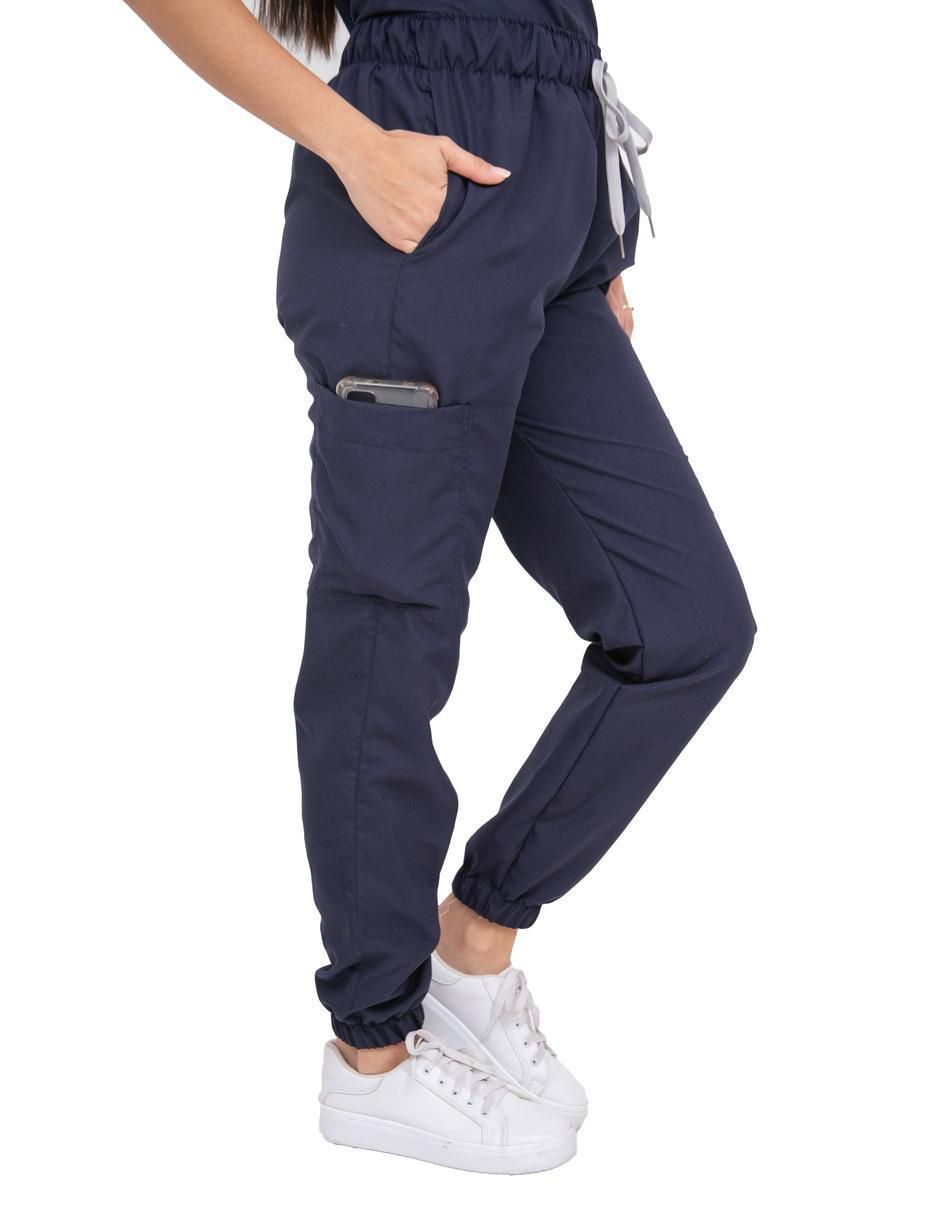 Uniforme estilo relajado para mujer 4