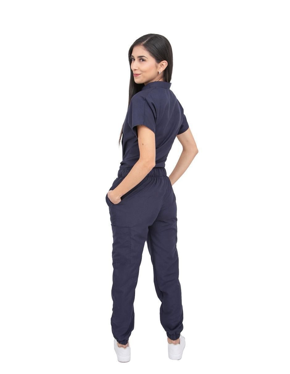 Uniforme estilo relajado para mujer 5