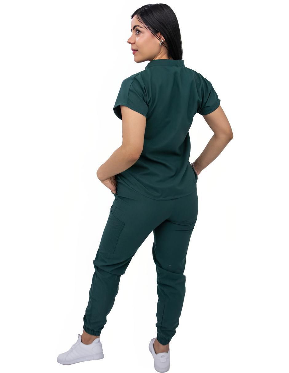 Uniforme estilo relajado para mujer 3