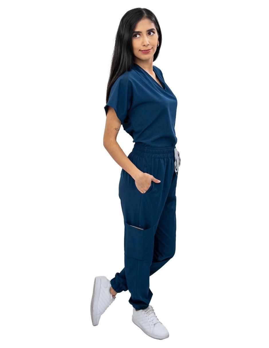 Uniforme estilo relajado para mujer 2