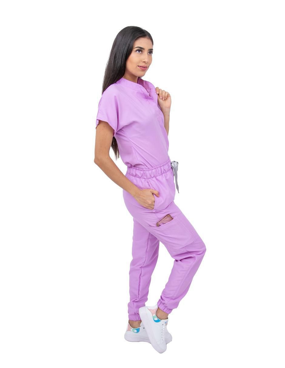 Uniforme estilo relajado para mujer 3