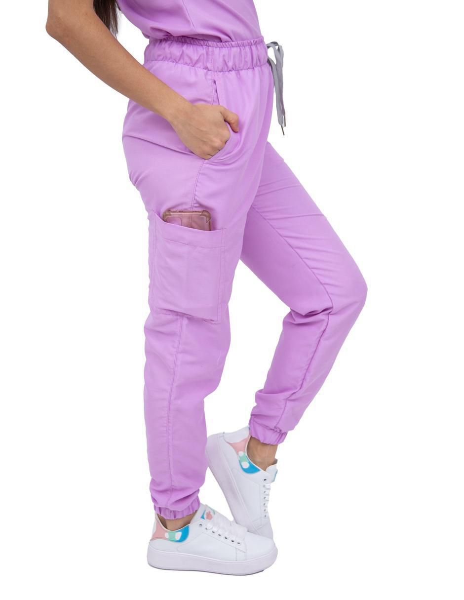 Uniforme estilo relajado para mujer 4