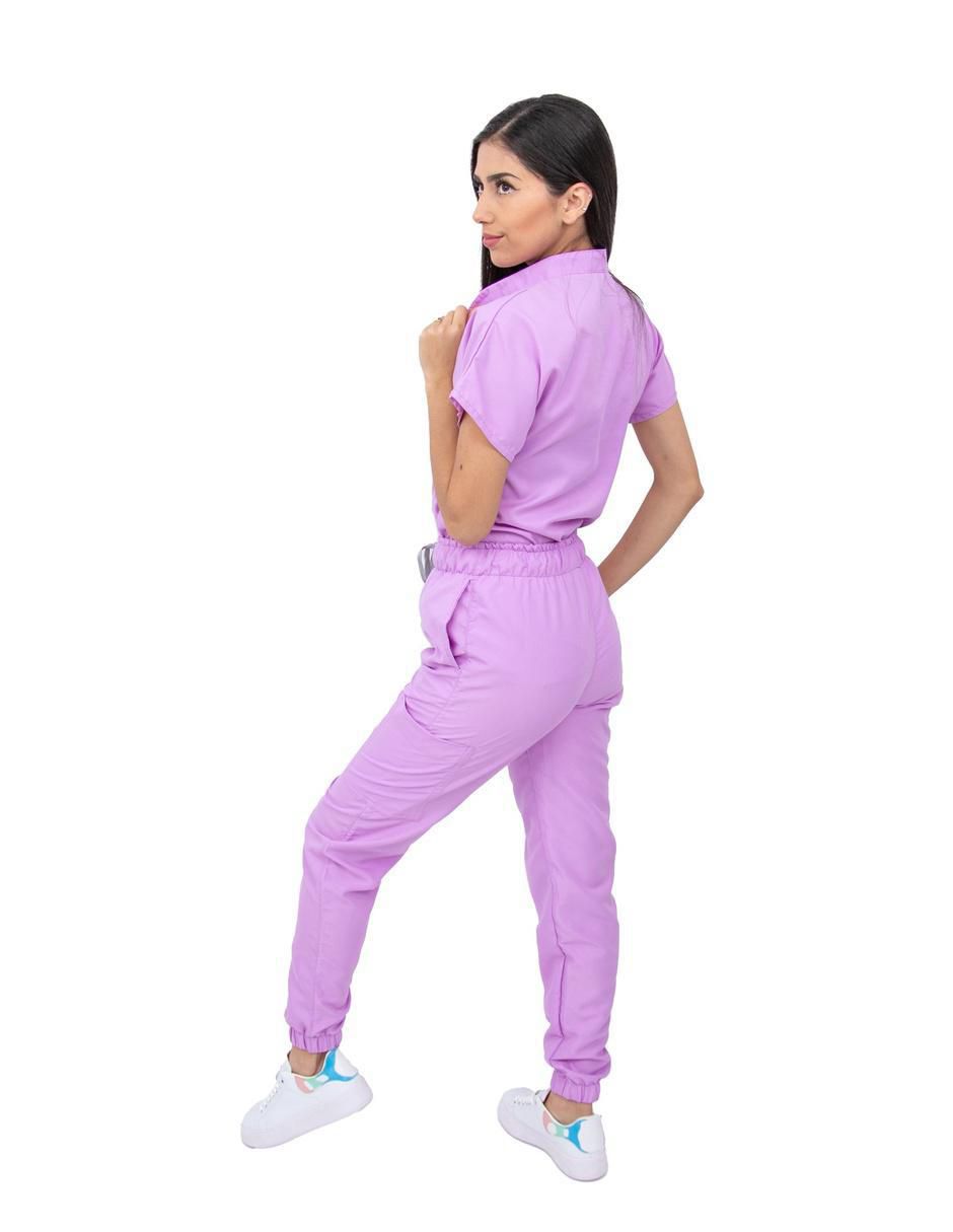 Uniforme estilo relajado para mujer 5