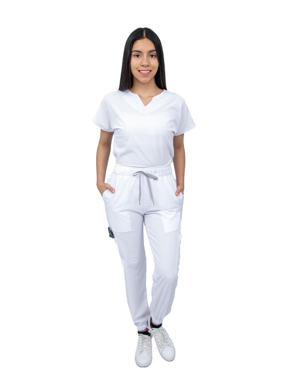 Uniforme estilo relajado para mujer