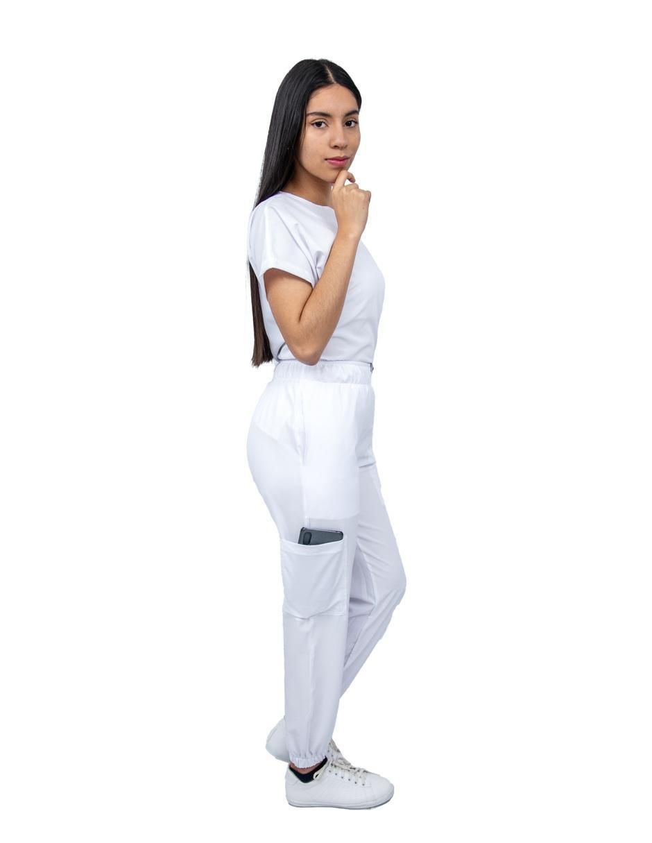 Uniforme estilo relajado para mujer 3
