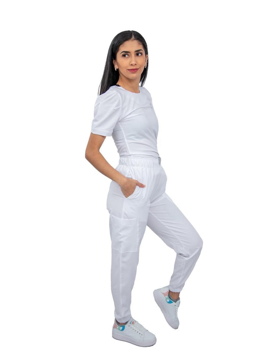 Uniforme estilo relajado para mujer 3