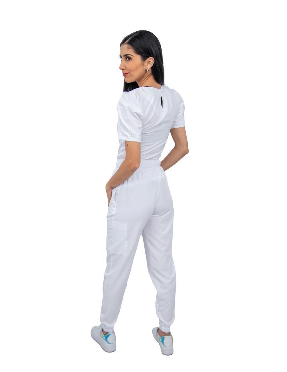 Uniforme estilo relajado para mujer 5