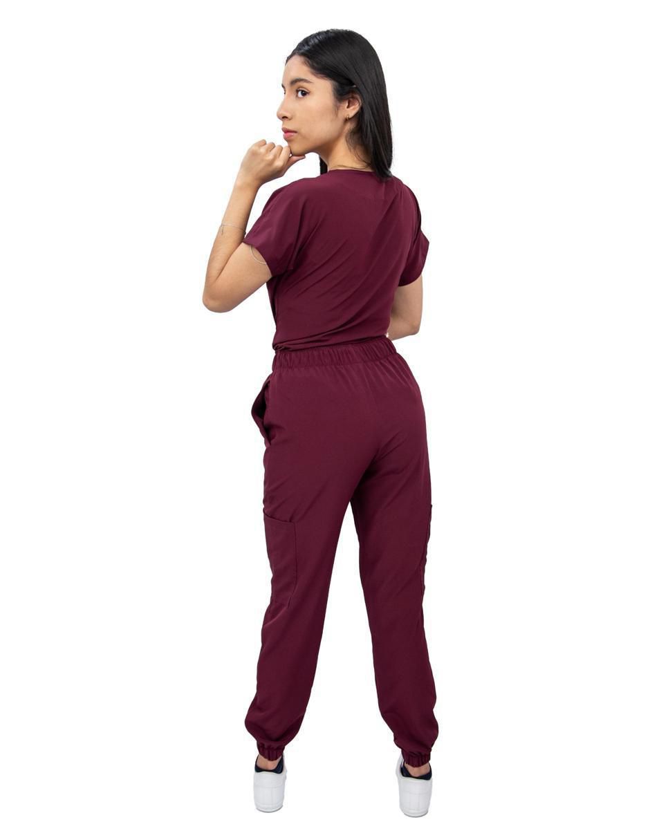 Uniforme estilo relajado para mujer 3
