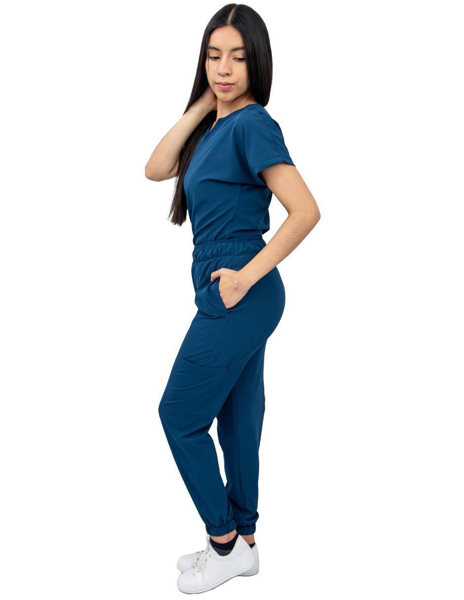 Uniforme estilo relajado para mujer 2