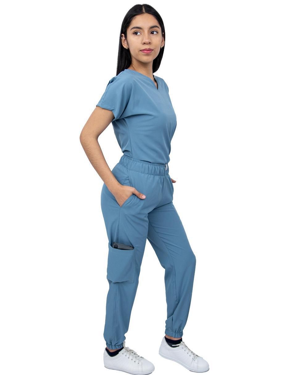 Uniforme estilo relajado para mujer 2