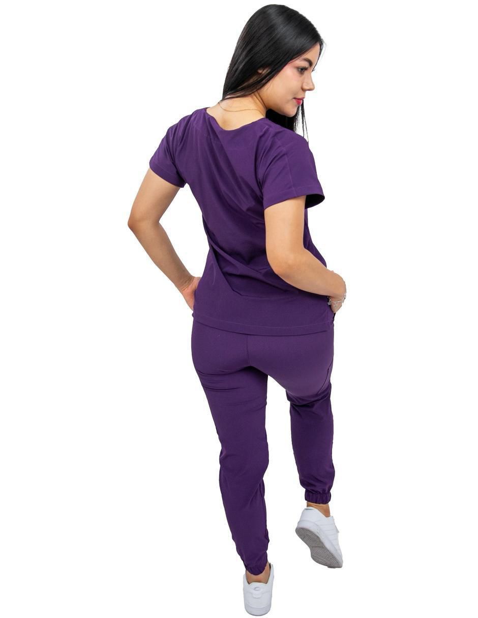 Uniforme estilo relajado para mujer 3