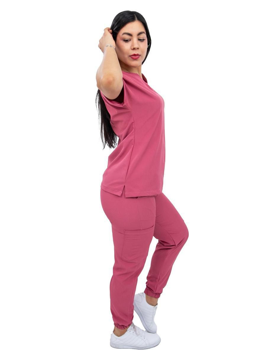 Uniforme estilo relajado para mujer 2