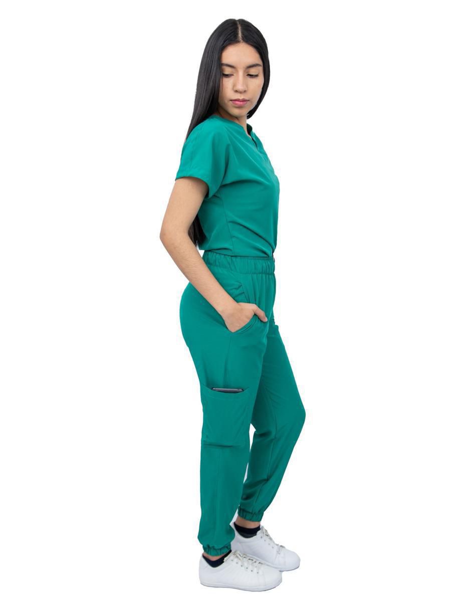 Uniforme estilo relajado para mujer 2