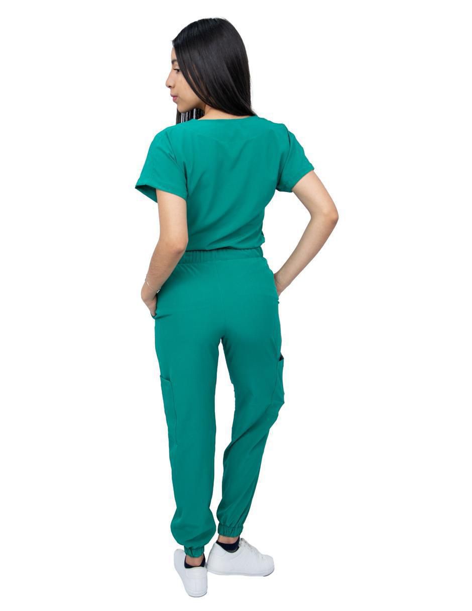 Uniforme estilo relajado para mujer 3