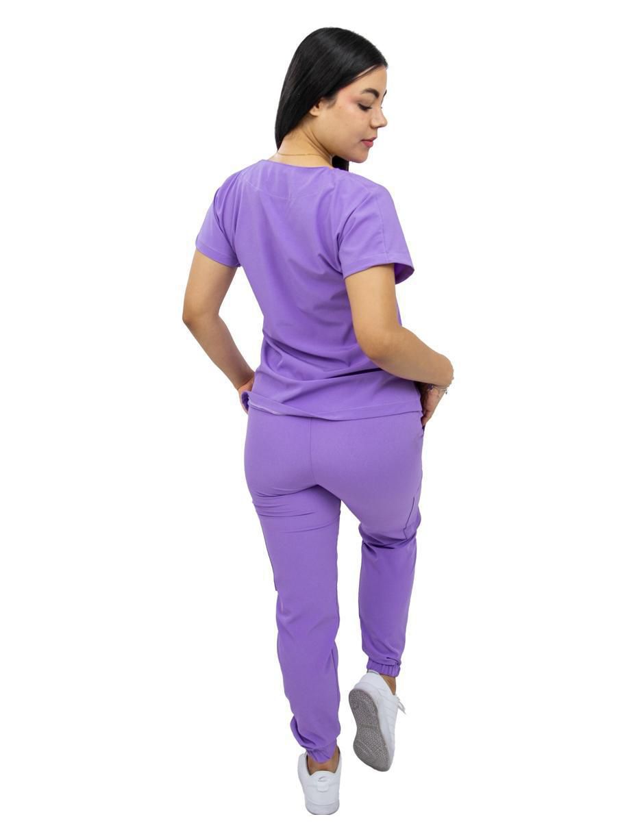 Uniforme estilo relajado para mujer 3