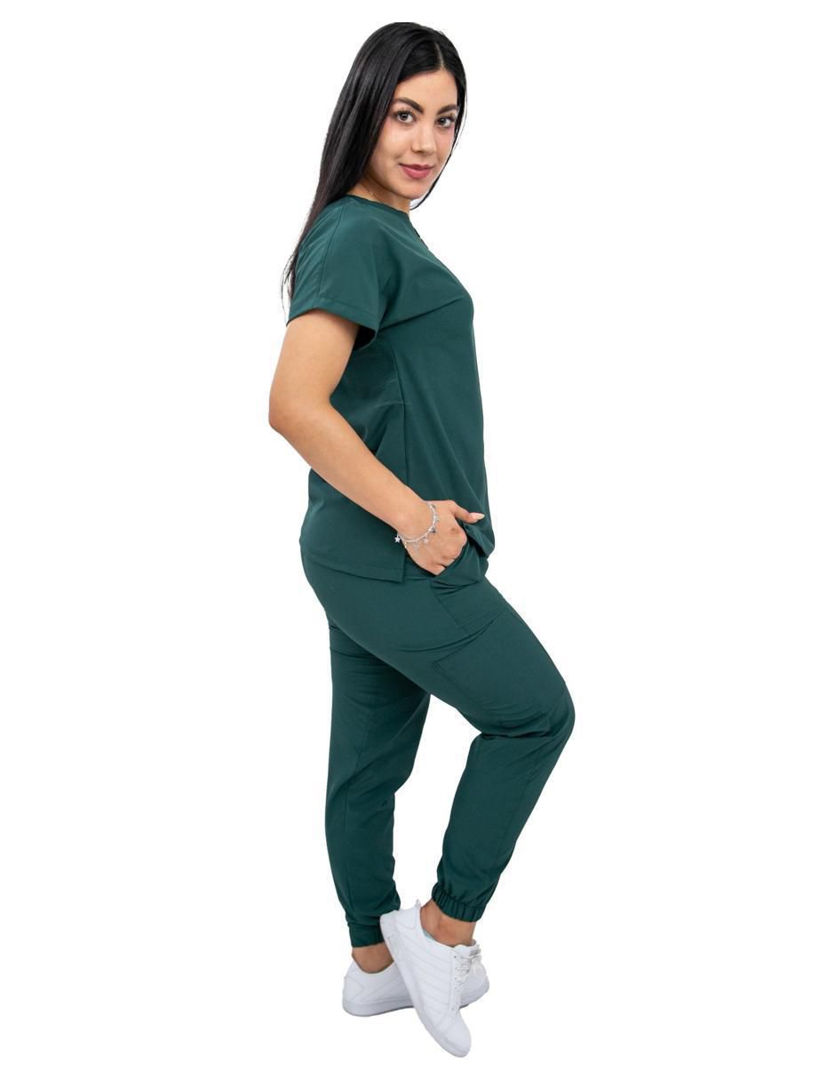 Uniforme estilo relajado para mujer 2