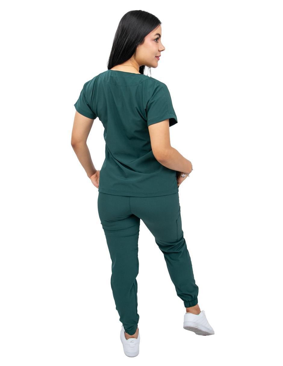 Uniforme estilo relajado para mujer 3
