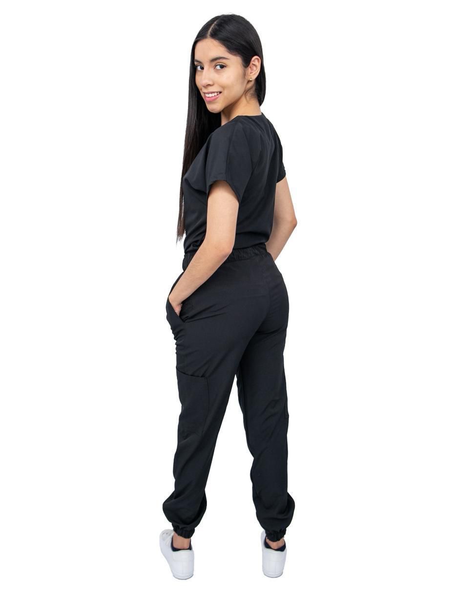 Uniforme estilo relajado para mujer 2