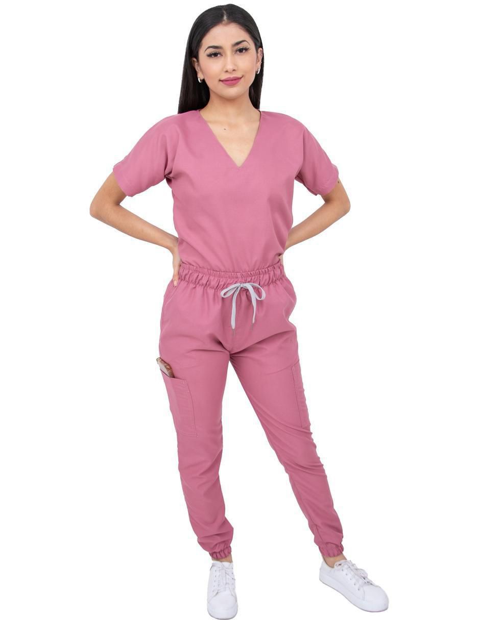Uniforme estilo relajado para mujer