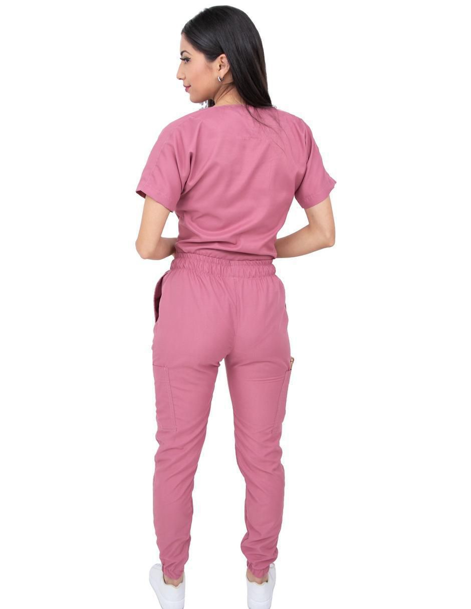 Uniforme estilo relajado para mujer 3