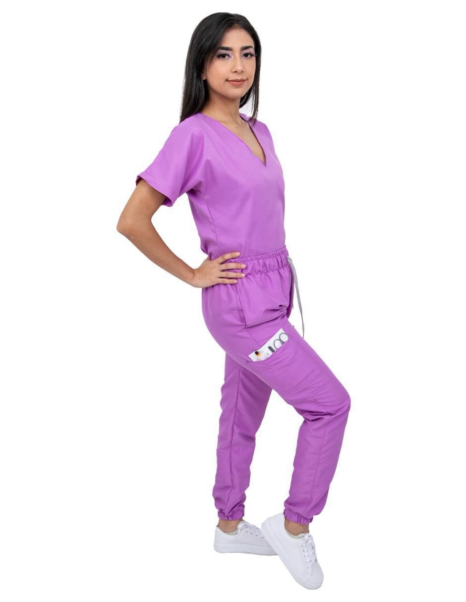 Uniforme estilo relajado para mujer 2