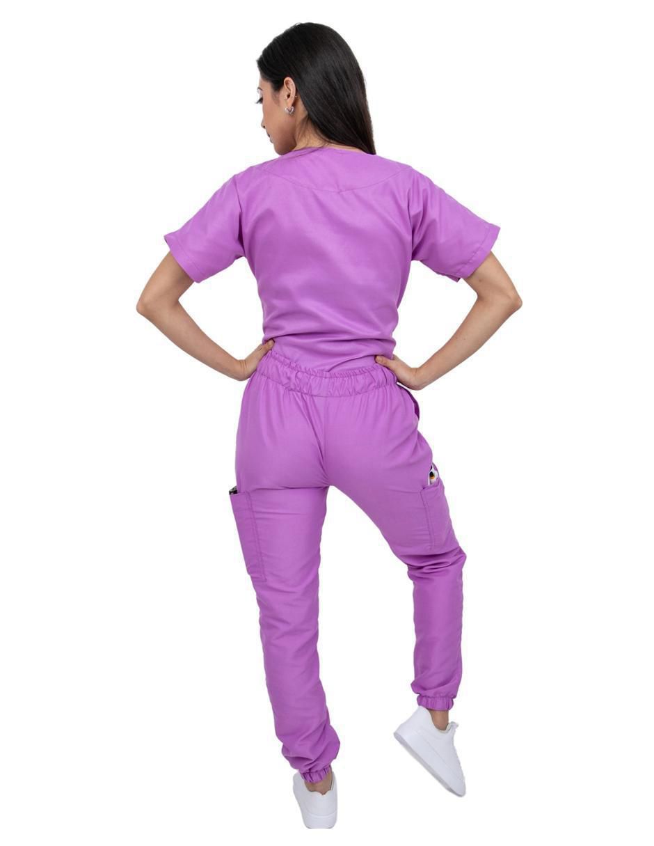 Uniforme estilo relajado para mujer 3