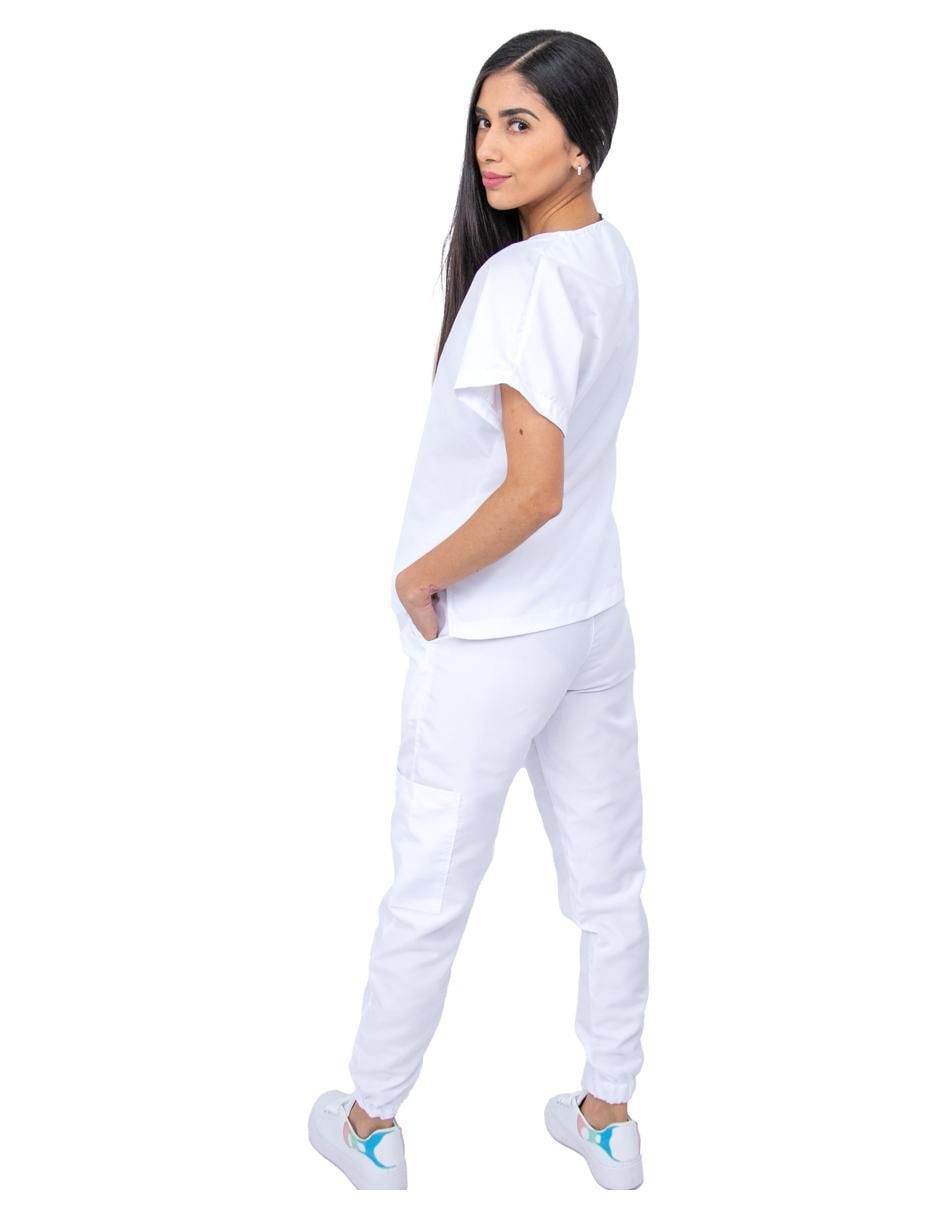 Uniforme estilo relajado para mujer 3