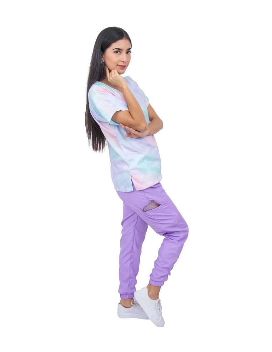 Uniforme estilo relajado para mujer 2