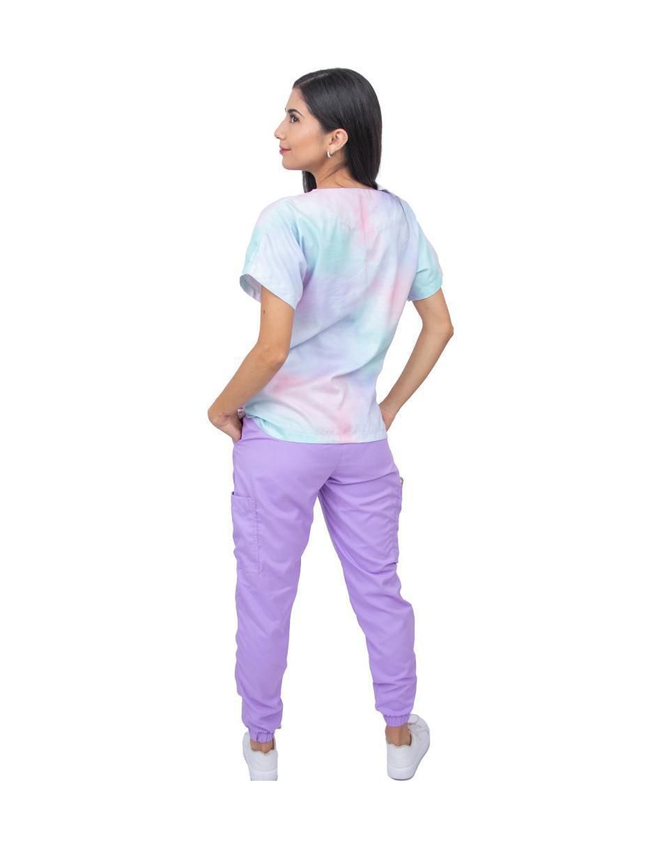 Uniforme estilo relajado para mujer 3