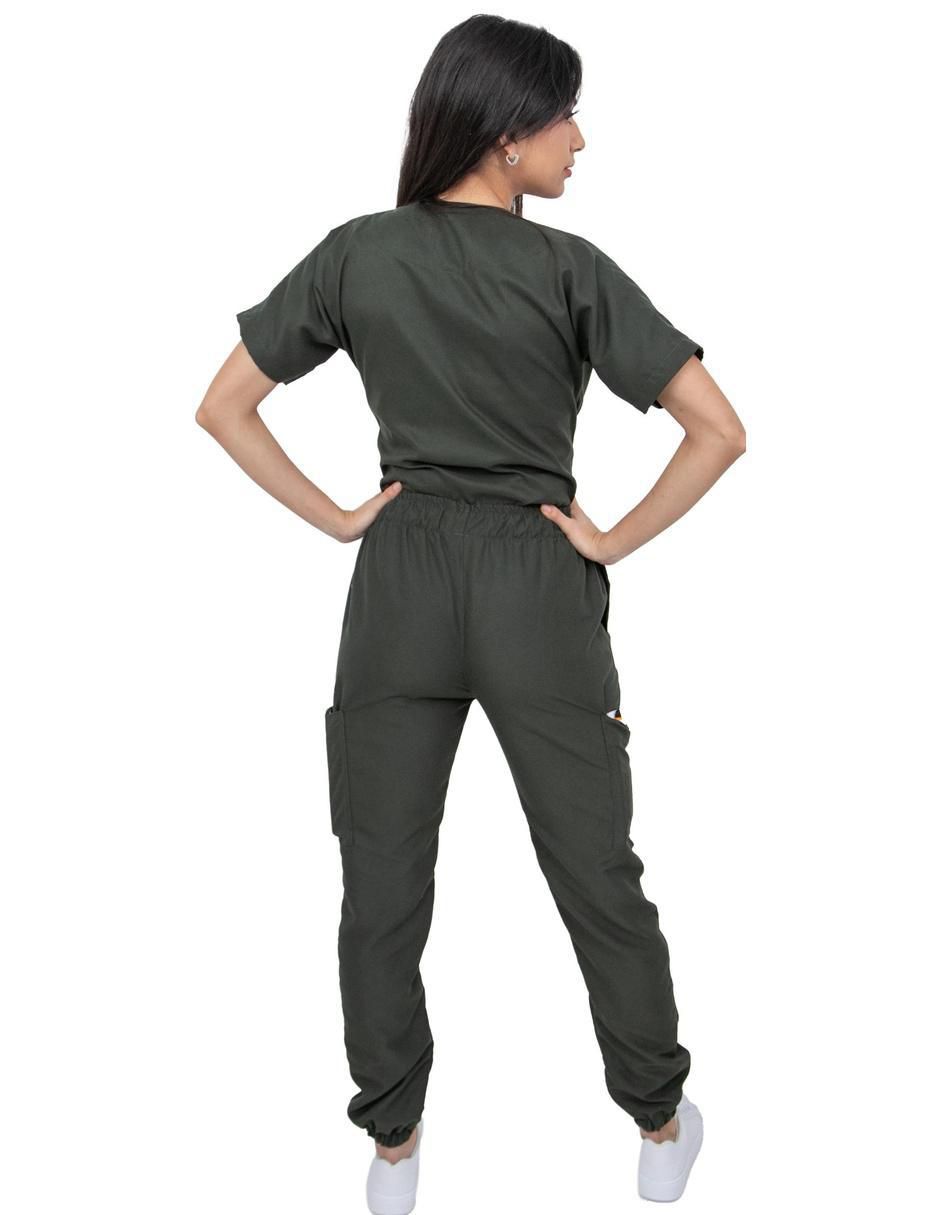 Uniforme estilo relajado para mujer 2