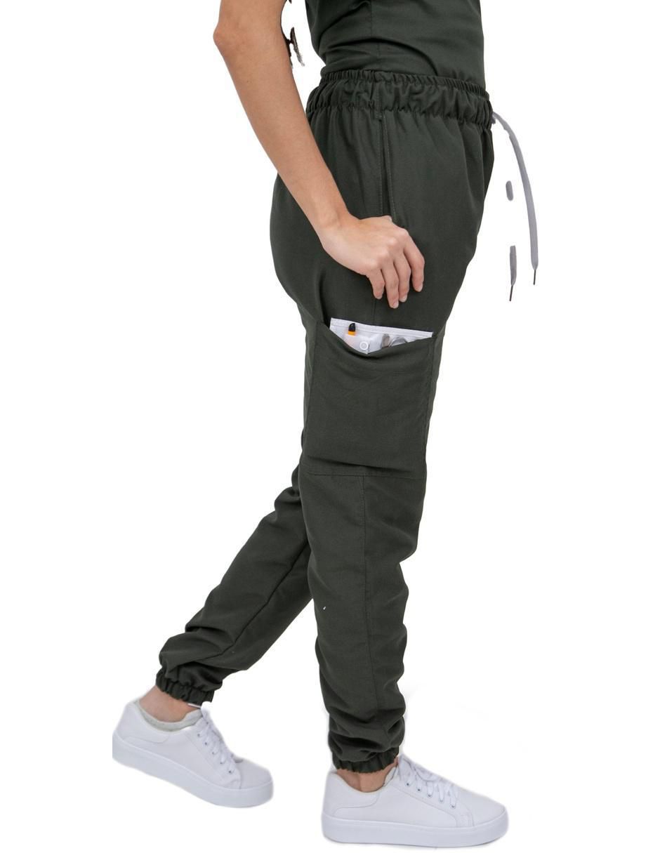 Uniforme estilo relajado para mujer 3